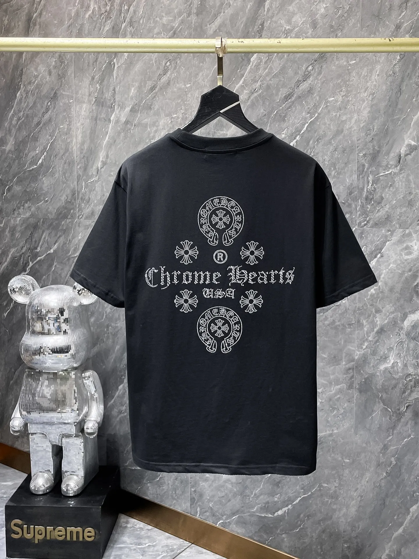 P166 New Chrome Hearts 25ss for summer. High-weight, environmentally friendly and high-quality top-grade fabric. 260g~270g. Heavy-duty hot-drilled horseshoes and Sanskrit letters cross short sleeves. Counter synchronization. 1:1 replica version. Recommended colors: black, white, gray. Size: S, M, L, XL.